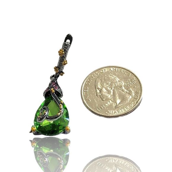 Gunmetal
and Gold Tone Vine Setting Green Pear Shape Drop Dangle Earrings - Picture 3 of 8